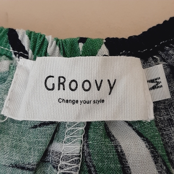 🅱️🅾️G🅾️ Navy tropical print crop shoulder top - Picture 3 of 4